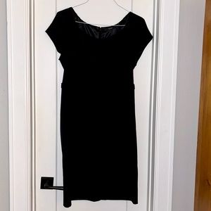 Tahari Black Pleated Scoop Neckline Shift Dress, size 10, cap sleeve